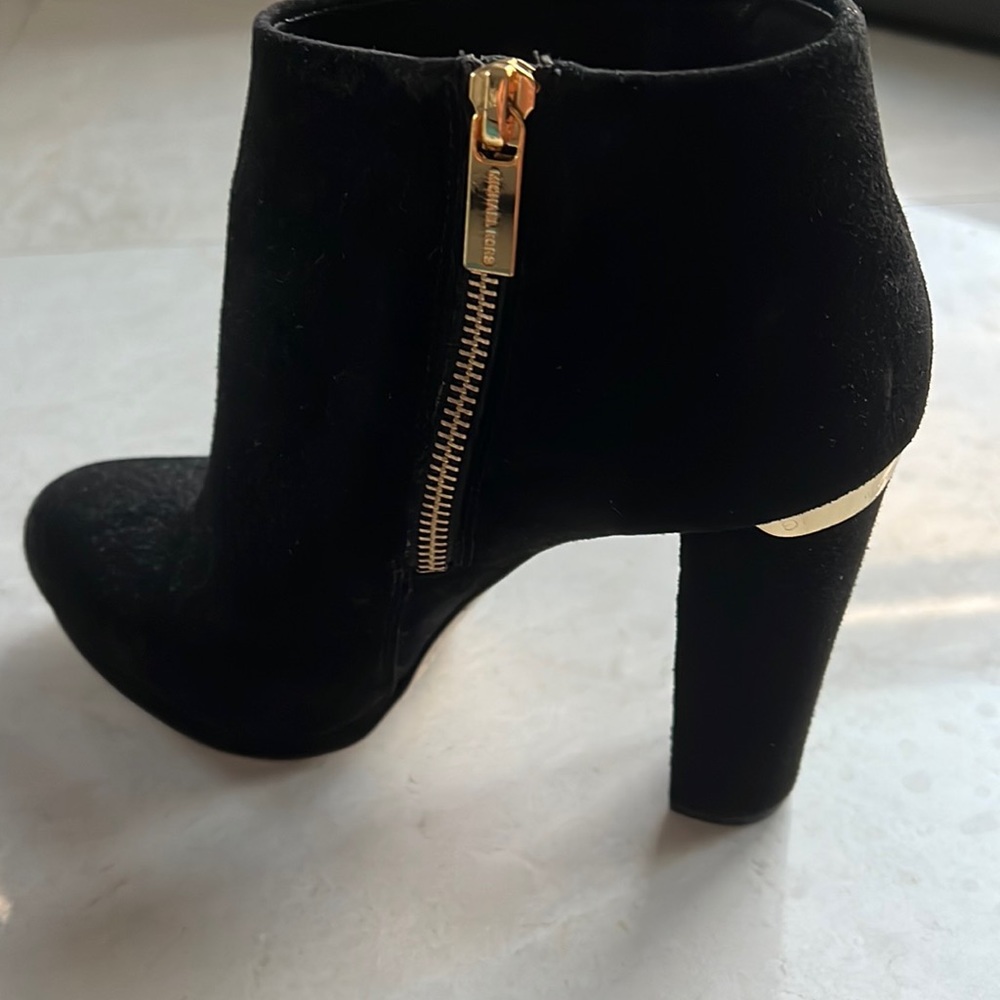 Used twice . Nice ankle boots high heel . Black suede